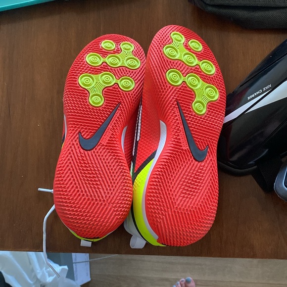 Women’s Nike phantom indoor soccer cleats - Picture 2 of 4
